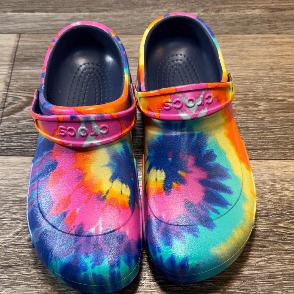 CROCS Vibrant Tie-Dye Clogs men’s size 12 (s157)